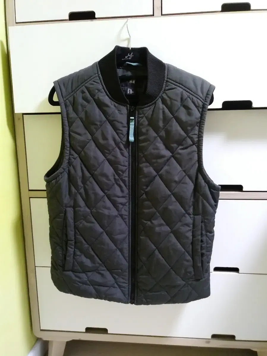 H&M - Quilted diamond padded vest in gray