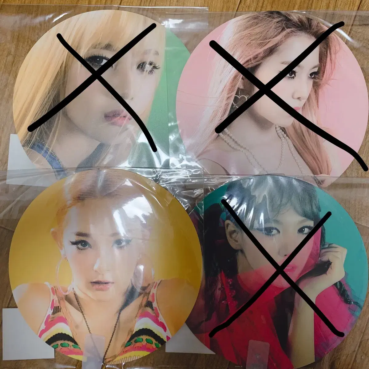 Red velvet Russian roulette fan for sale~.