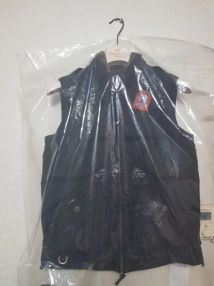 [sell] parajumpers 17fw kobuk vest padded black s brand new!