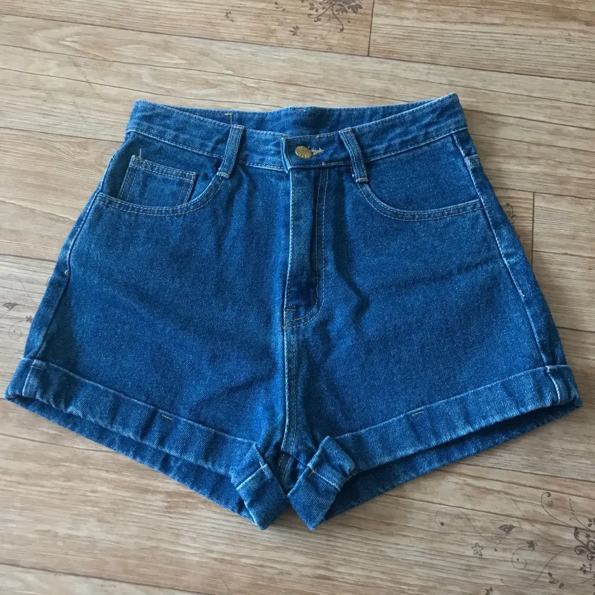 Double-button jean shorts