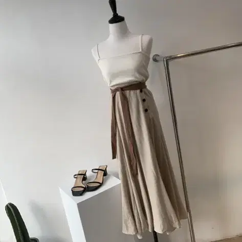 Button-strap long skirt