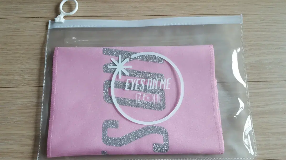 iz*one concertgoods slogan sells