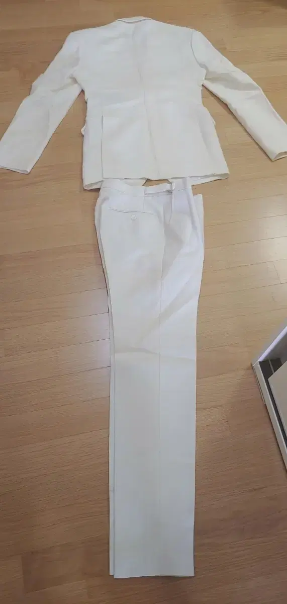 I'm selling a han of Hwang Qiyeol's rod-and-tail suit.