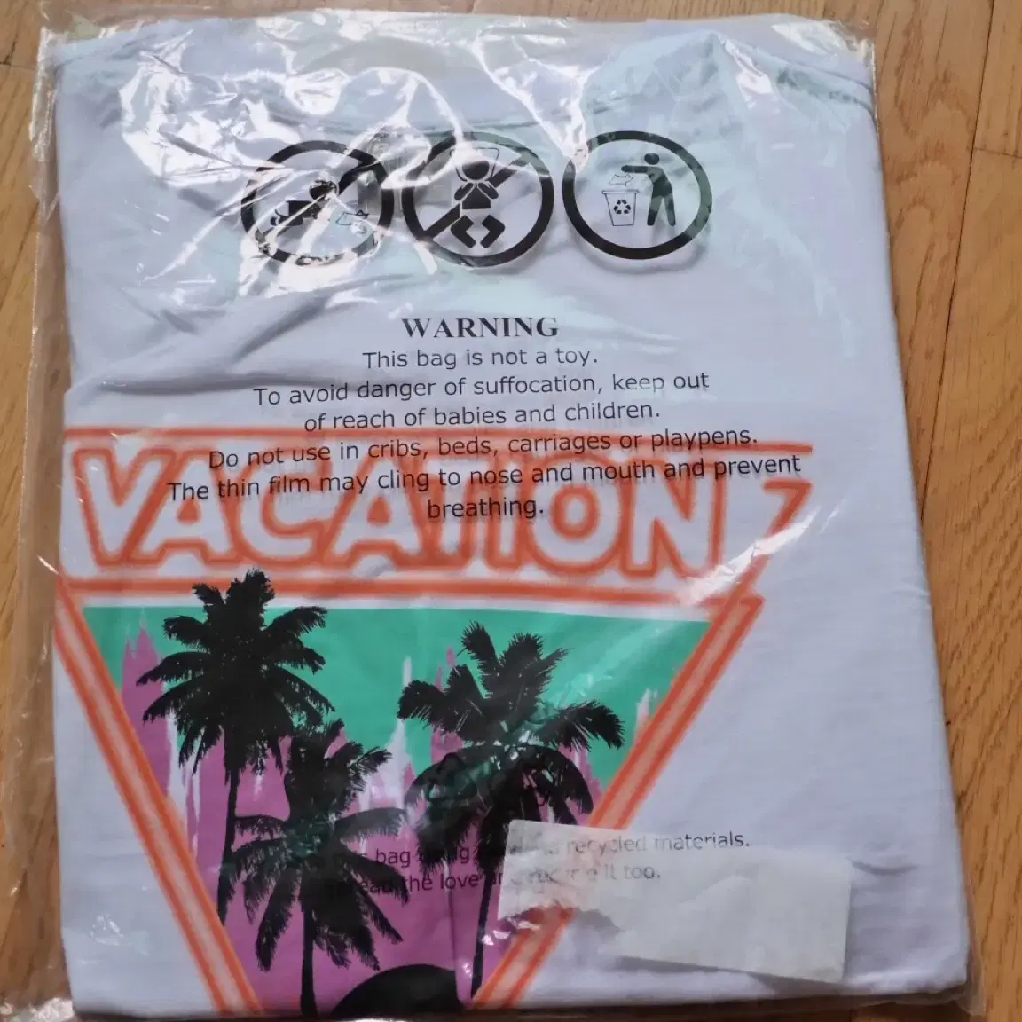 t-shirt with retro holiday print.  UK14