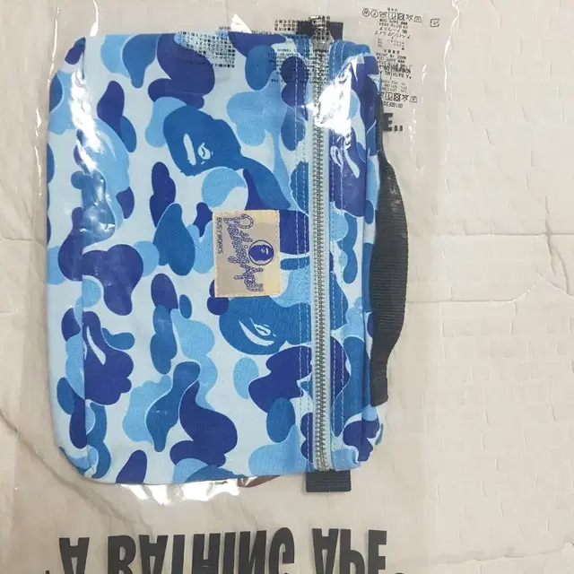 베이프 abc pouch blue camo color 새상품 판매합니다.