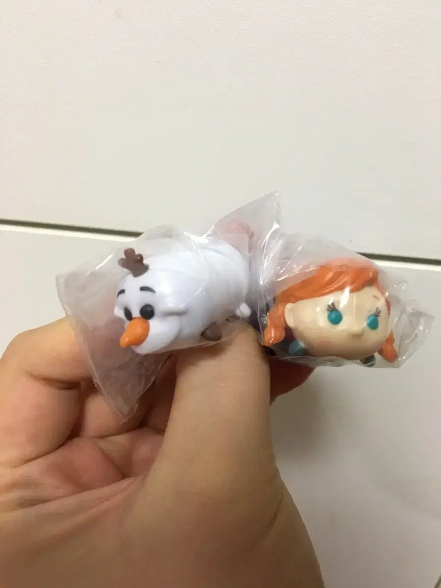 Frozen Anna and Olaf Thumbtack Figure