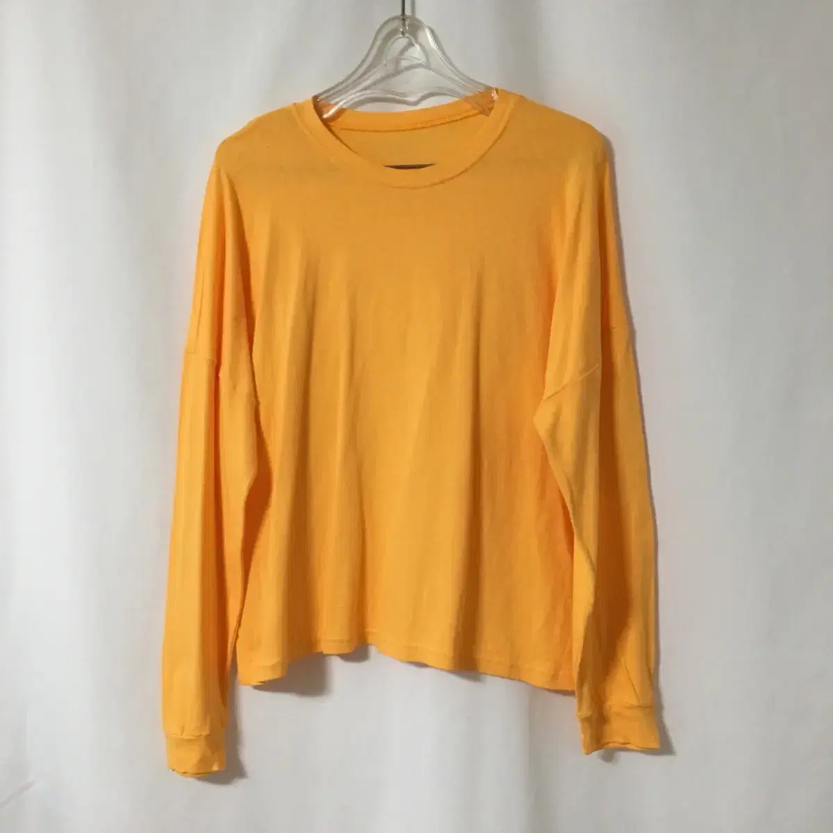 Orange round long-sleeved T-shirt