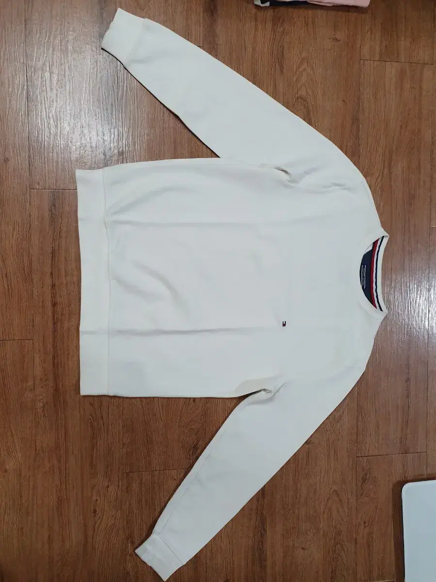 Tommy white sweatshirt sells