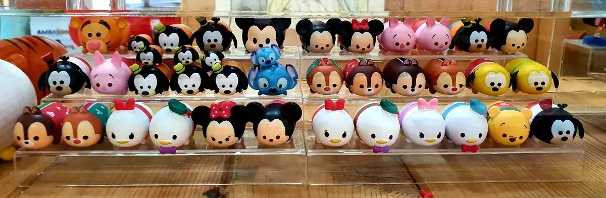 We sell 20 kinds of Disney Something (non-Christmas) genuine figures~.