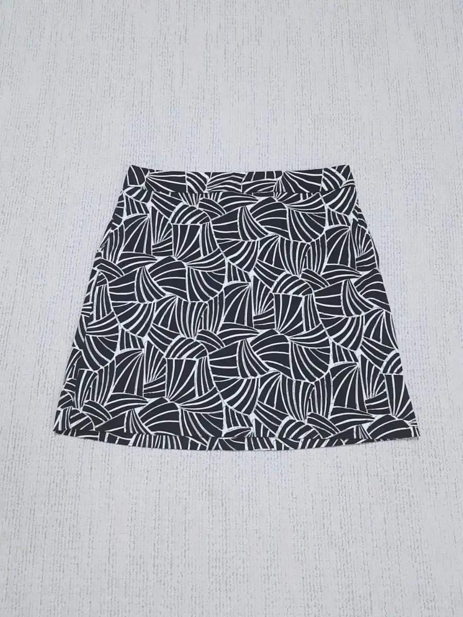 .almost new women's zebra span mini skirt 26