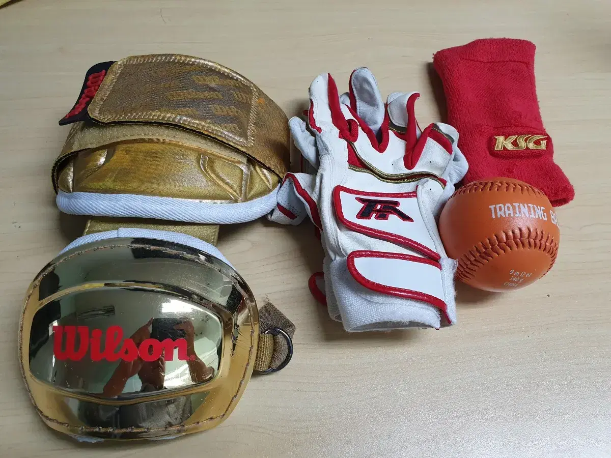 Baseball equipment set: guard, batting glove, training ball, arm guard