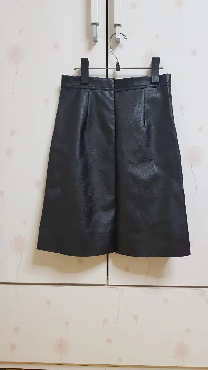 Leather skirt Club look Date look