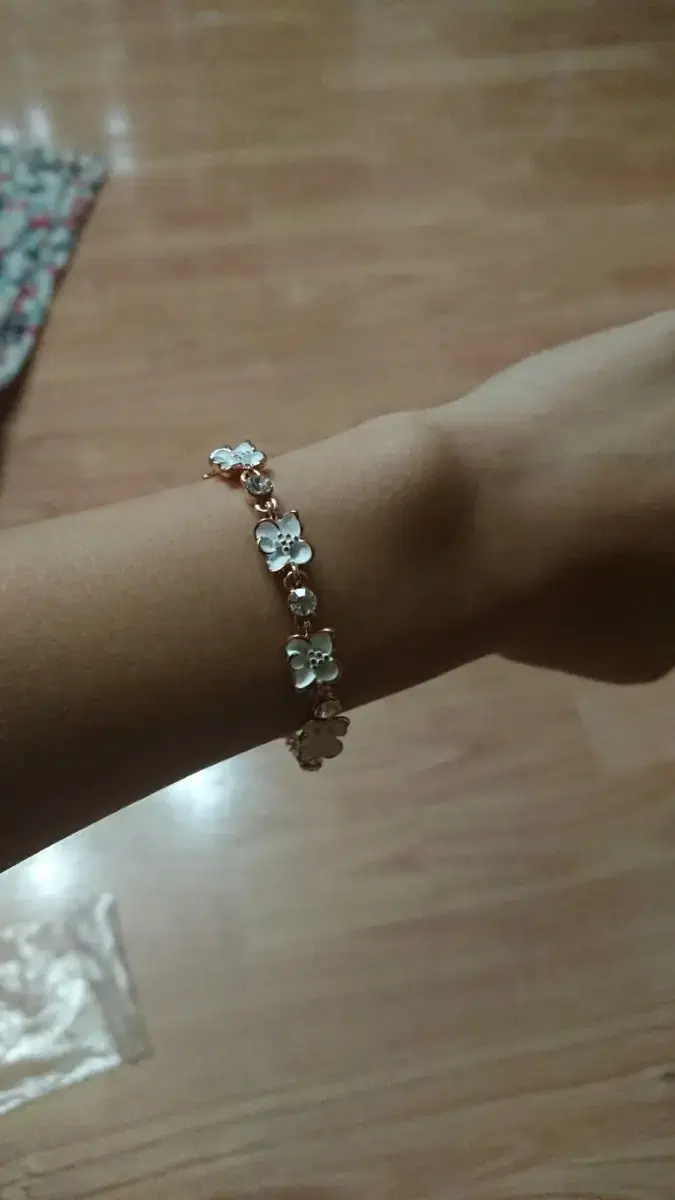 White Flower Rose Gold (No discoloration if stored properly)