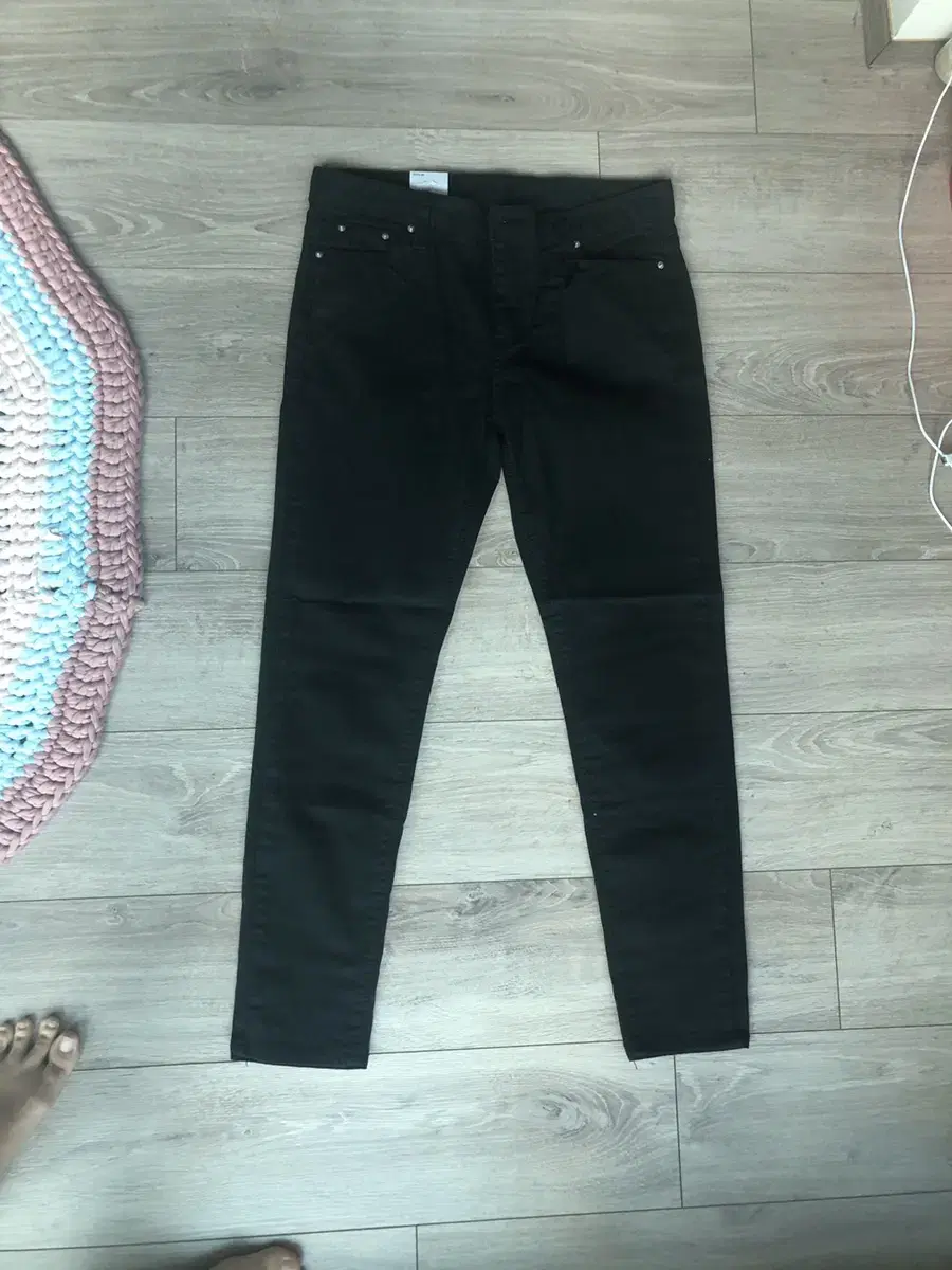 size 29 black jeans