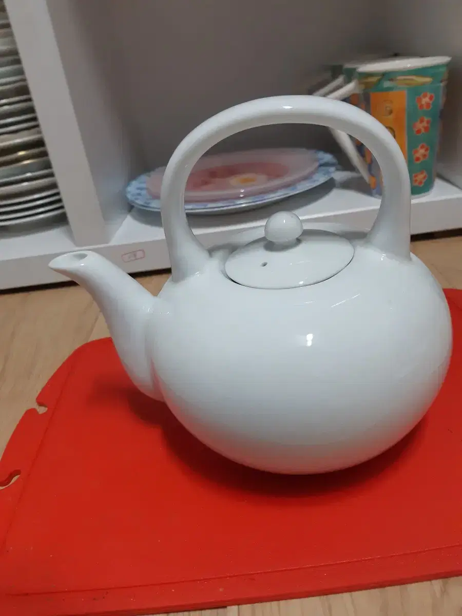 105 White porcelain teapot