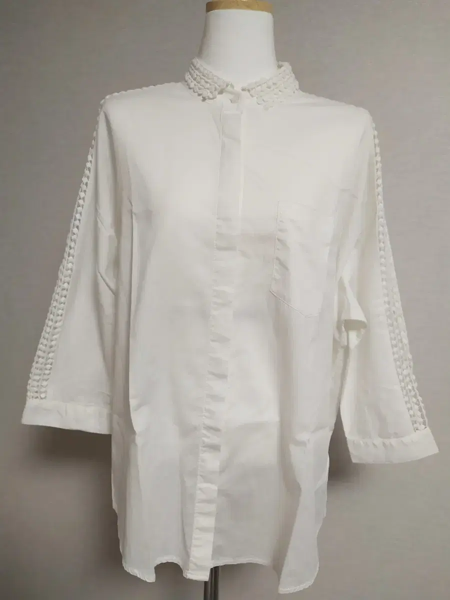 Punching lace white shirt