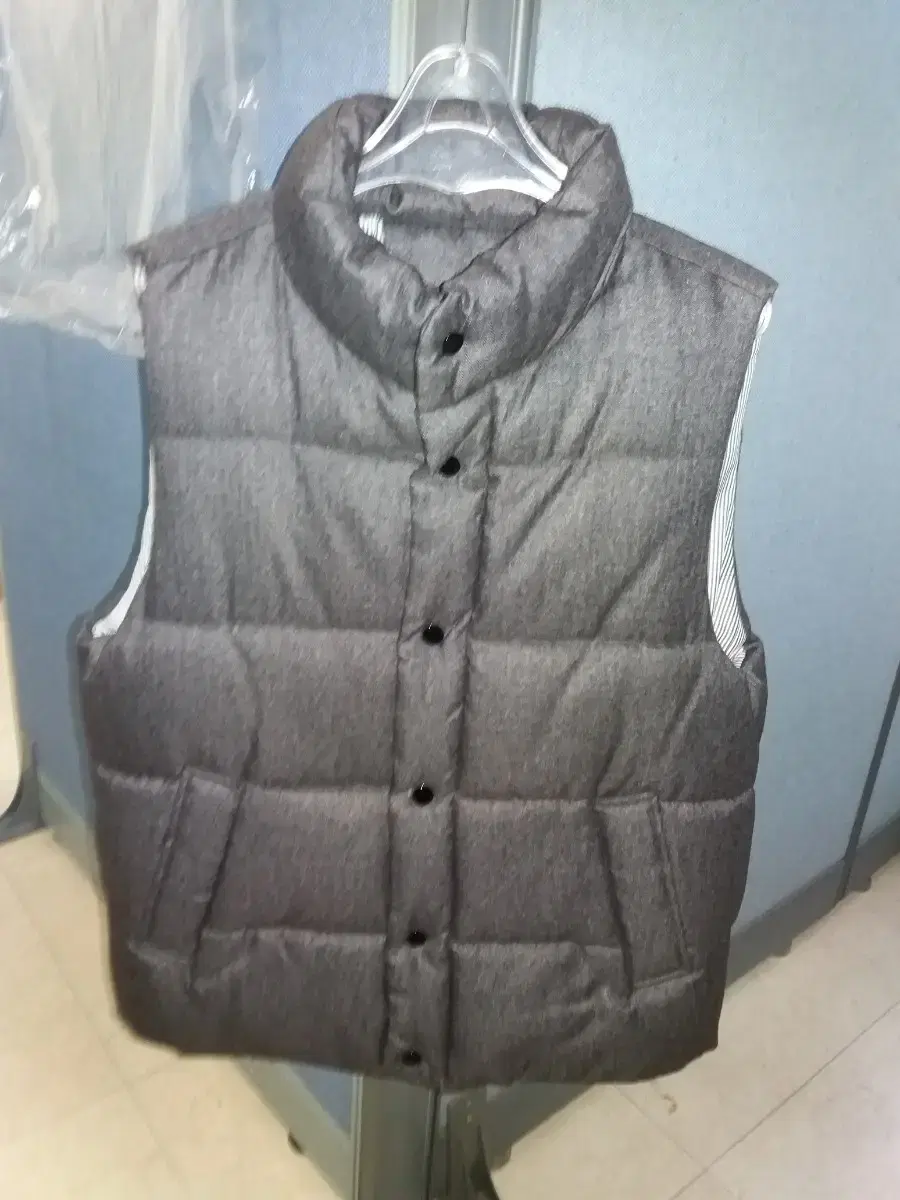 Men's and Women's Wellon Padded Vest(L/XL) New