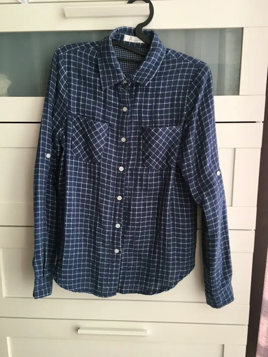 Long-sleeved roll-up shirt