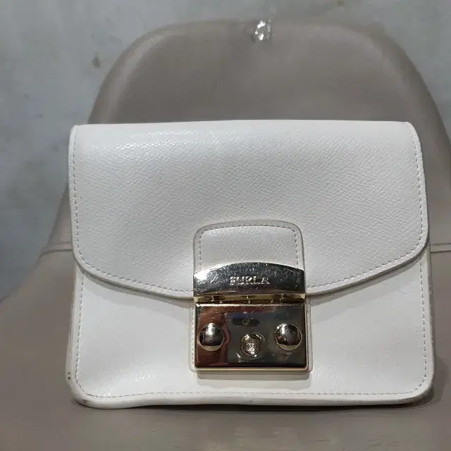 made in Italy FURLA 화이트 미니 크로스백 새것