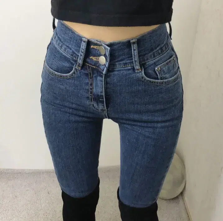 High-waisted two-button skinny jeans (same-day shipping)