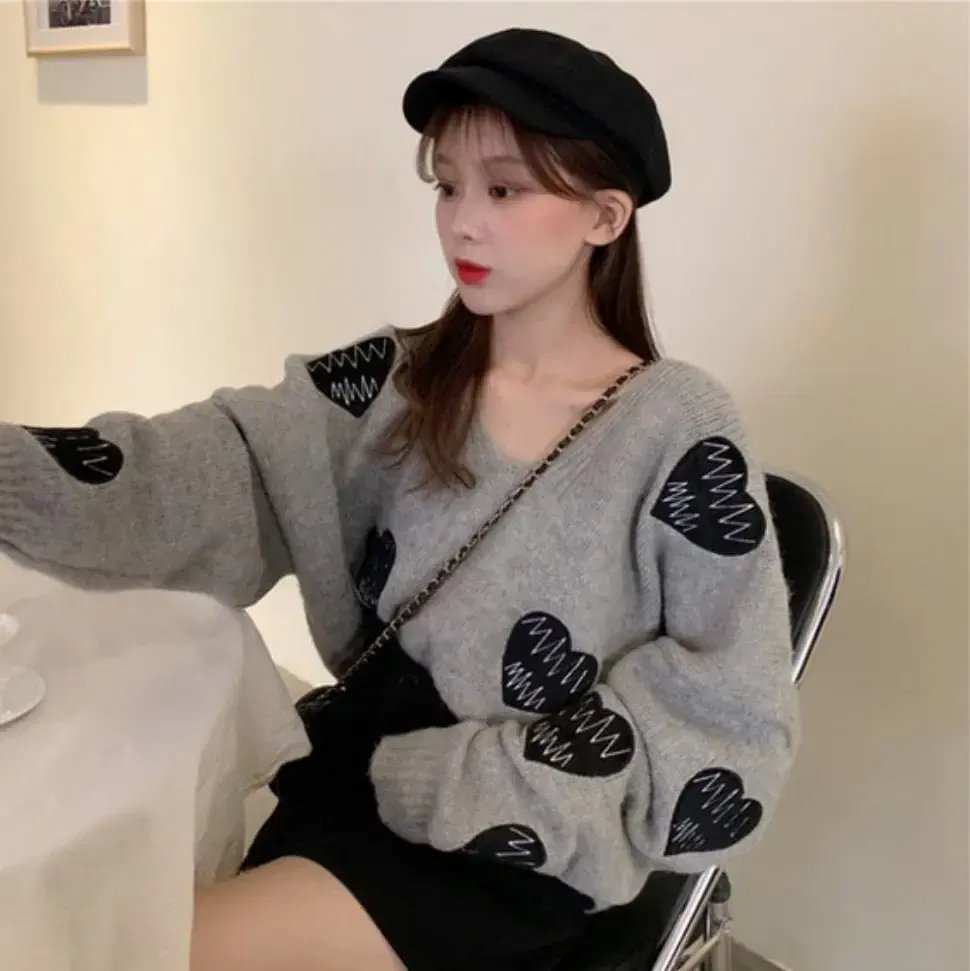 Heart-patch knit, V-neck knit