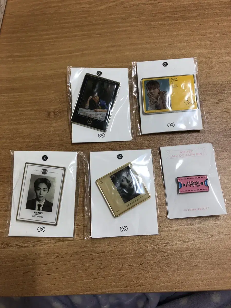 EXO xiumin Official Pin Badge (unsealed)