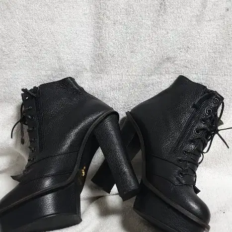 SHOE BIZ  가죽 워커식 힐230