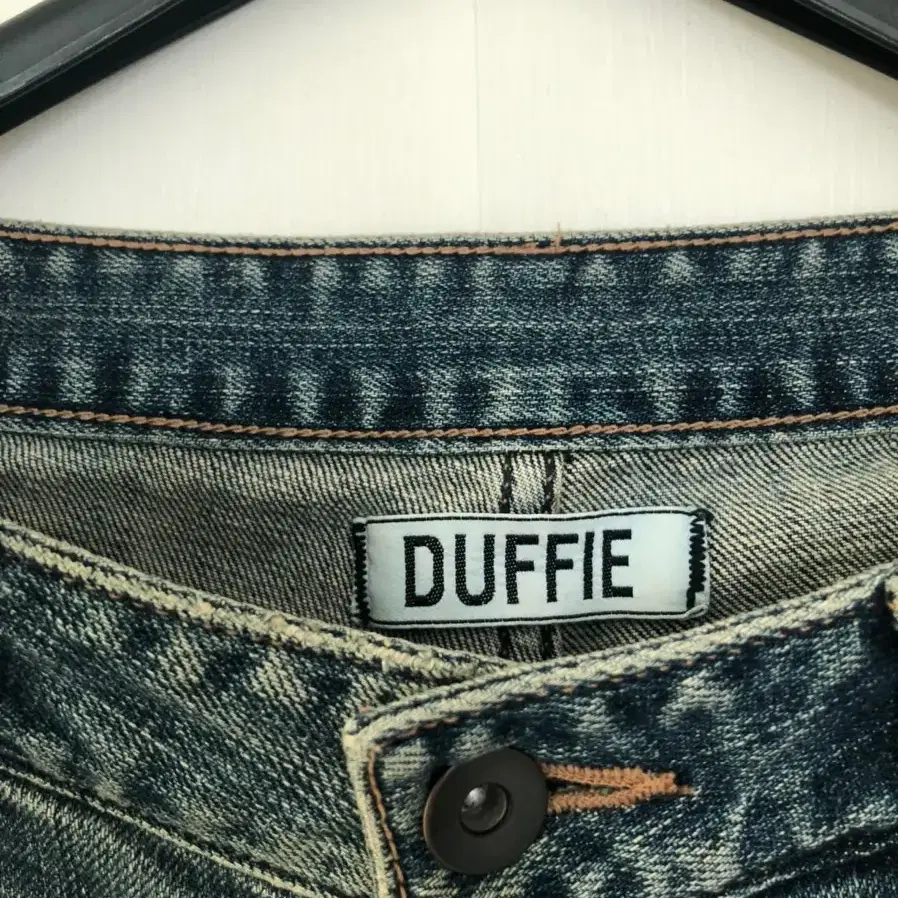 더피 DUFFIE 이지 스트레이트 핏 워싱 데님 청바지