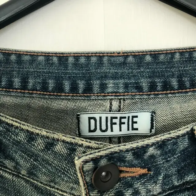 더피 DUFFIE 이지 스트레이트 핏 워싱 데님 청바지