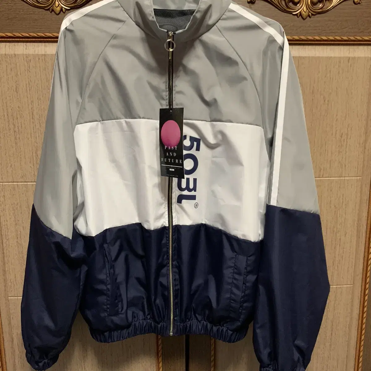 Cool tone windbreaker