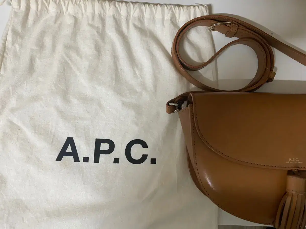 아페쎄(A.P.C.)하프문백