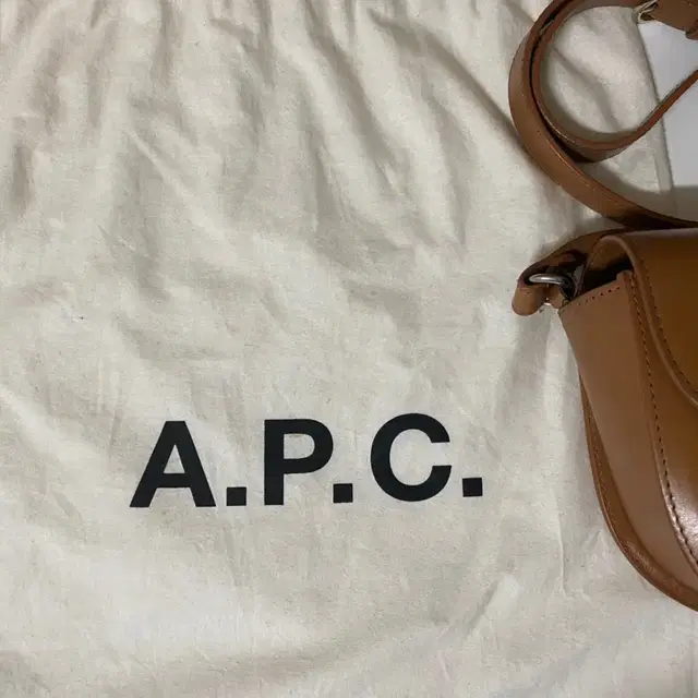 아페쎄(A.P.C.)하프문백