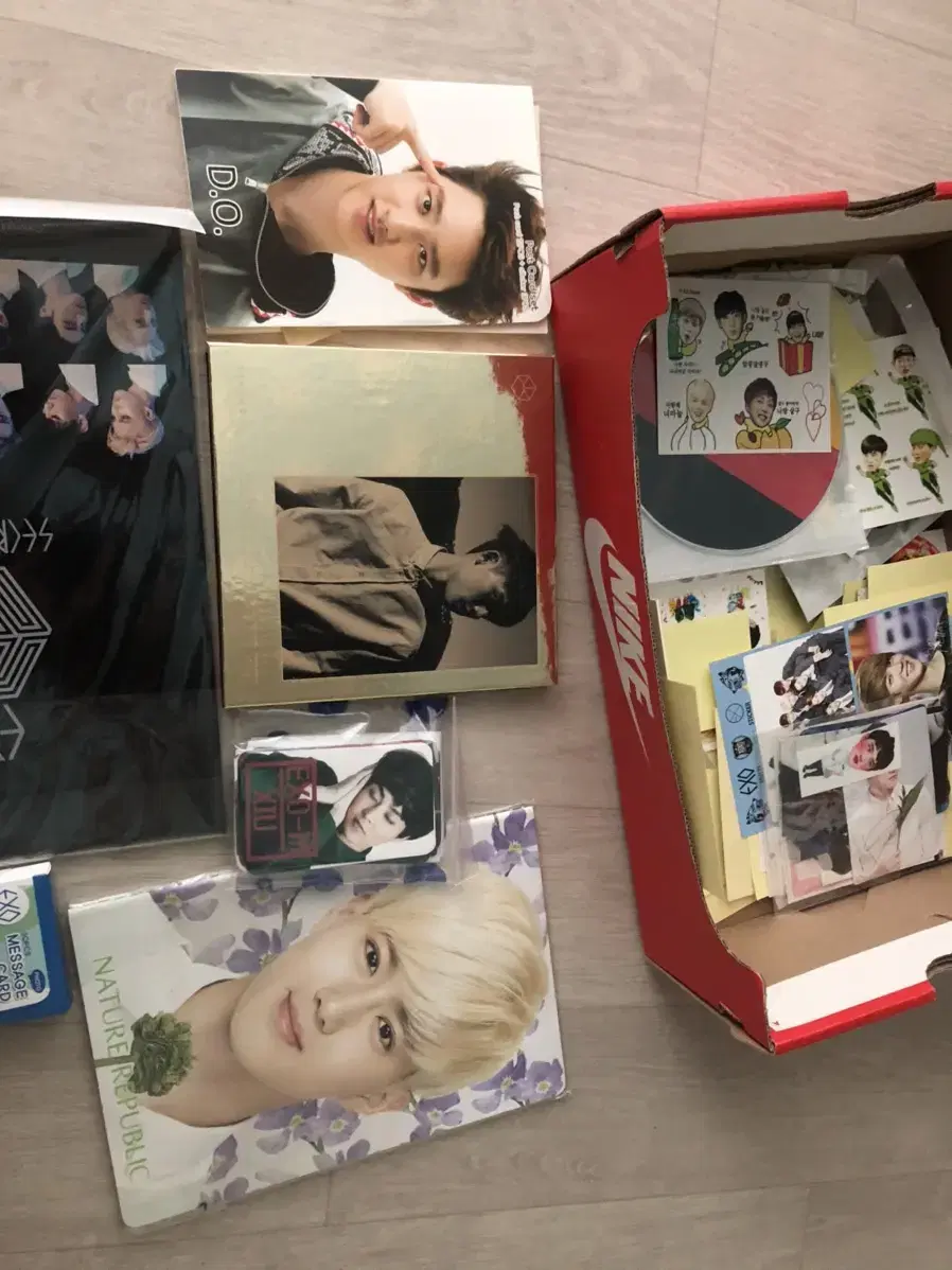 EXO merchandise (albums, notebooks, stamps, designs, photos, bands, etc.