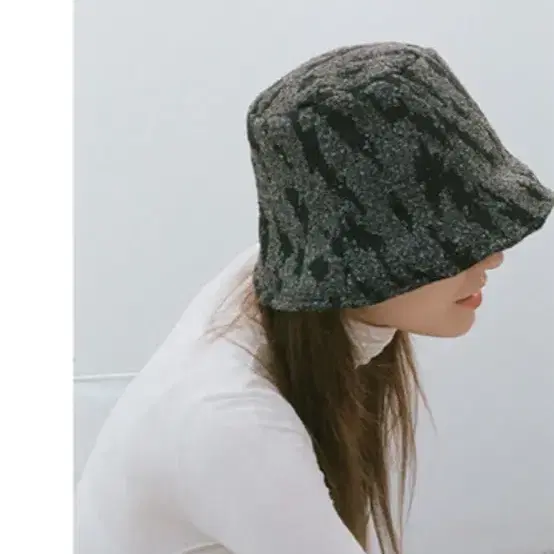 어썸니즈 wavy lampshade hat