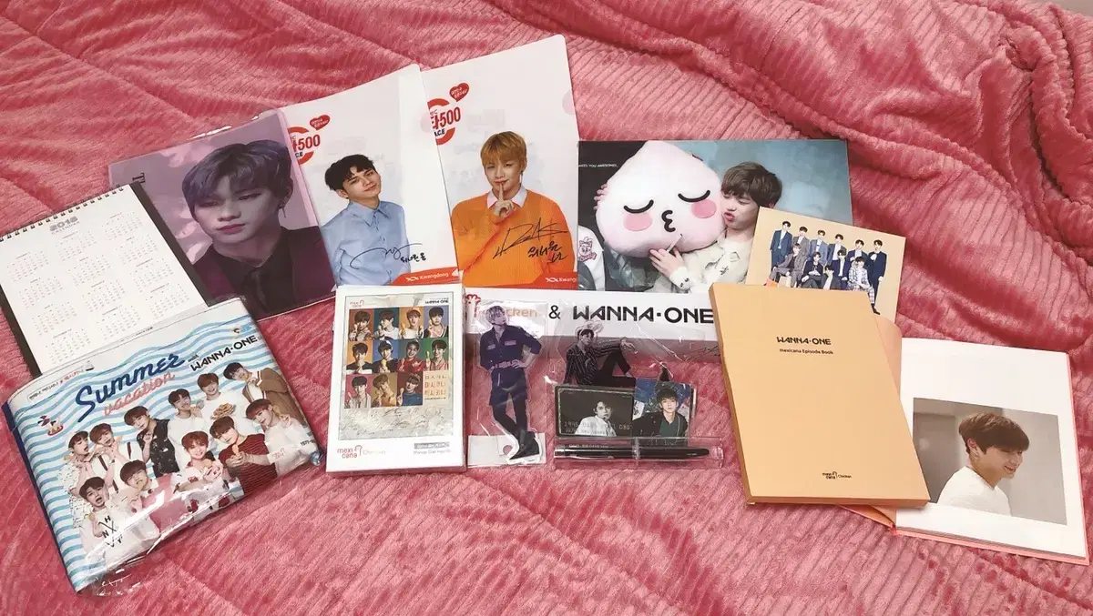 [NEW] Wanna One, Kang Daniel, seongwu sells merchandise