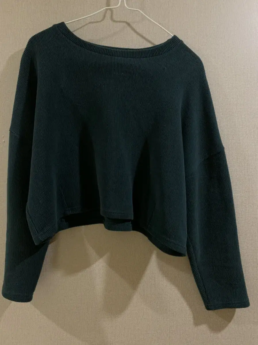 Watermelon-colored deep green cropped knit