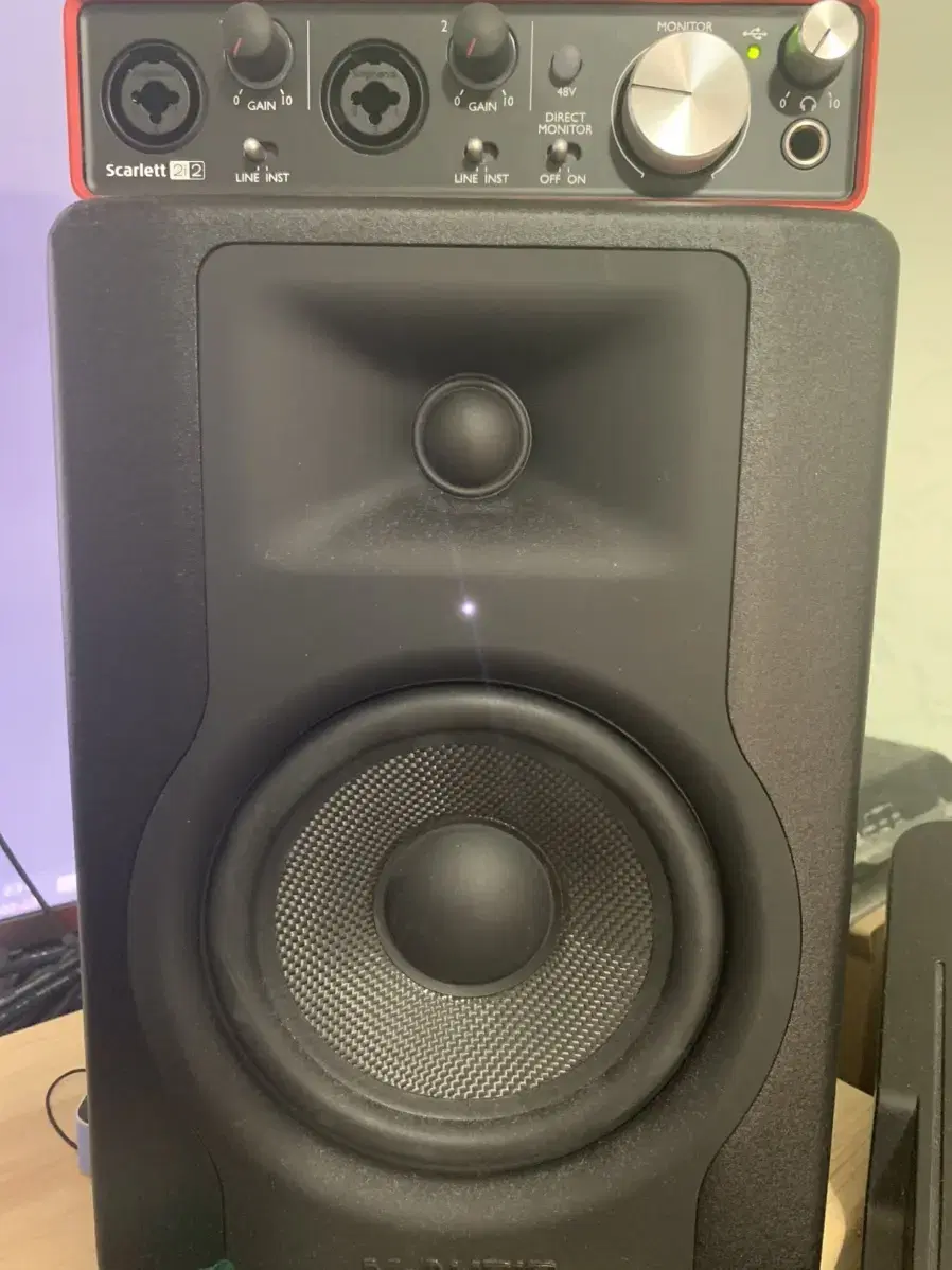 Maudio monitor speaker + Scarlett audio interface