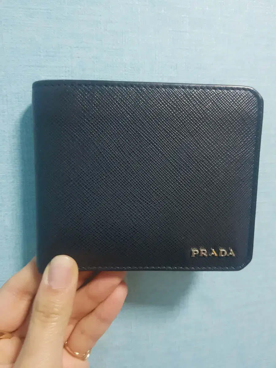 (Genuine) Prada Saffiano Corner Men's Vahn Wallet for sale.