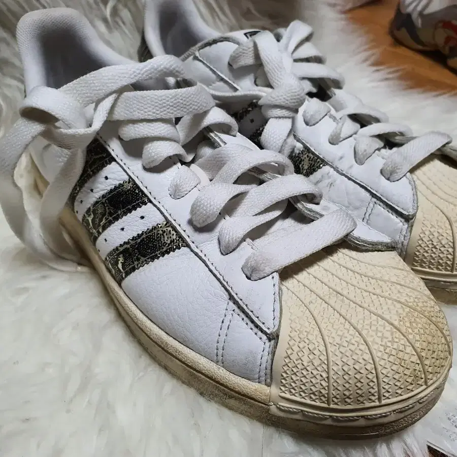 ADIDAS LEATHER 아디다스 가죽스니커즈운동화 이며 사이즈는 27