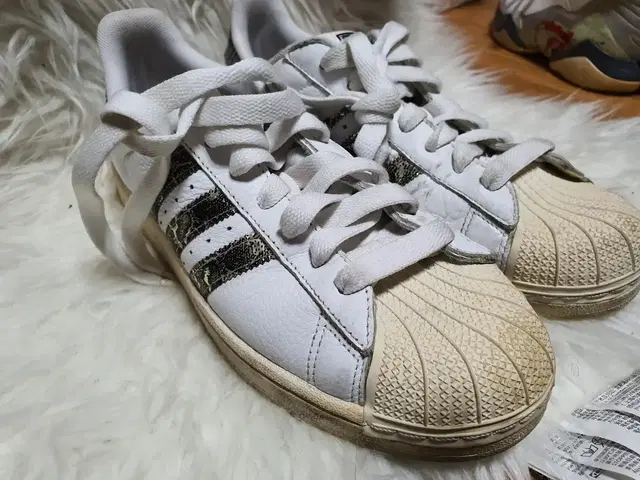 ADIDAS LEATHER 아디다스 가죽스니커즈운동화 이며 사이즈는 27