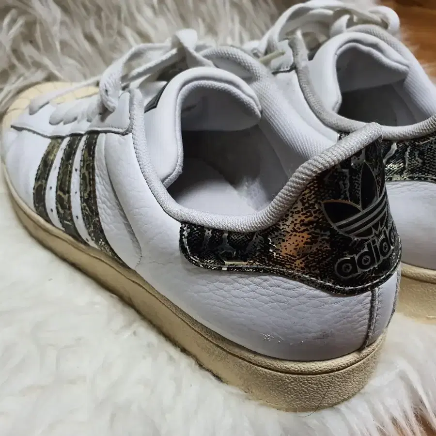 ADIDAS LEATHER 아디다스 가죽스니커즈운동화 이며 사이즈는 27