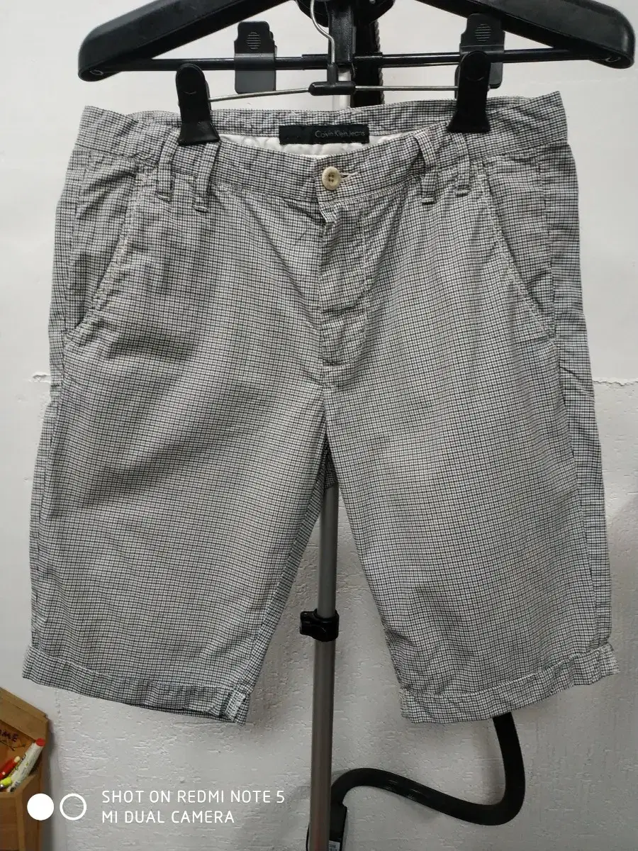 30 Calvin Klein slim-fit checked vahn