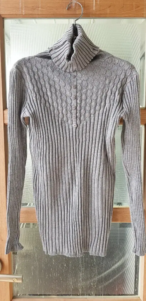 Front-facing turtleneck knit