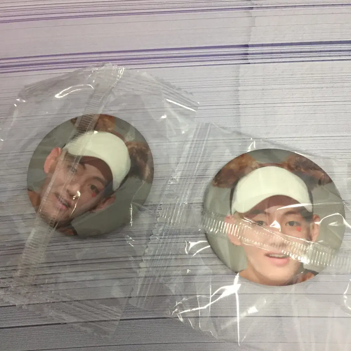 BTS v sells pinbadges