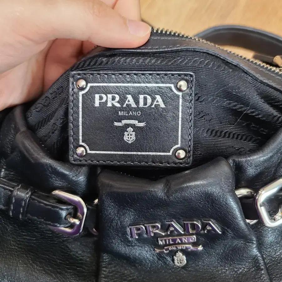 프라다 prada 블랙가죽 스테디셀러