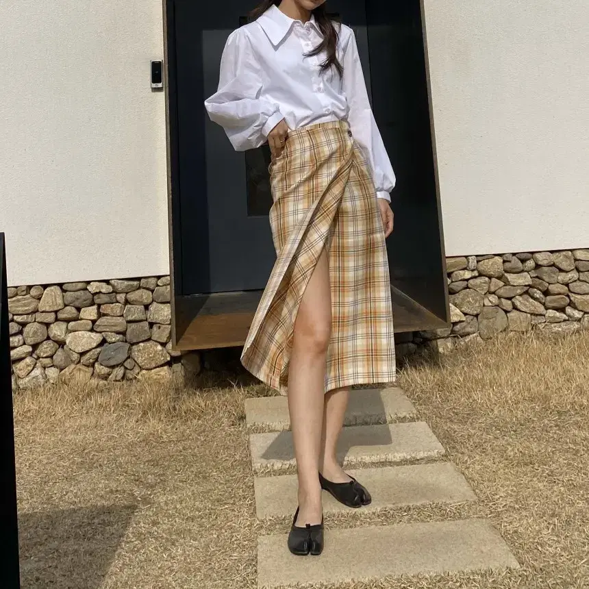 [New Product] High-waisted check pattern button wrap-style long skirt