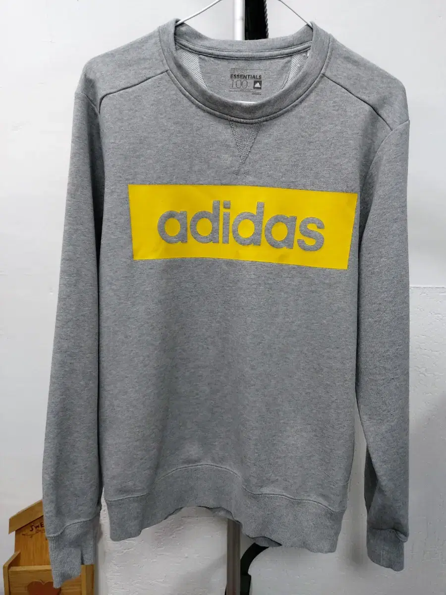 100 Adidas Essentials Man to Man StatusA