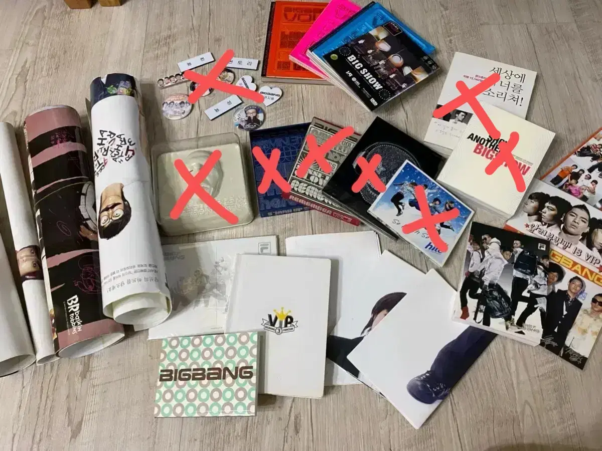 Jiyong Kwon sells merchandise at album 