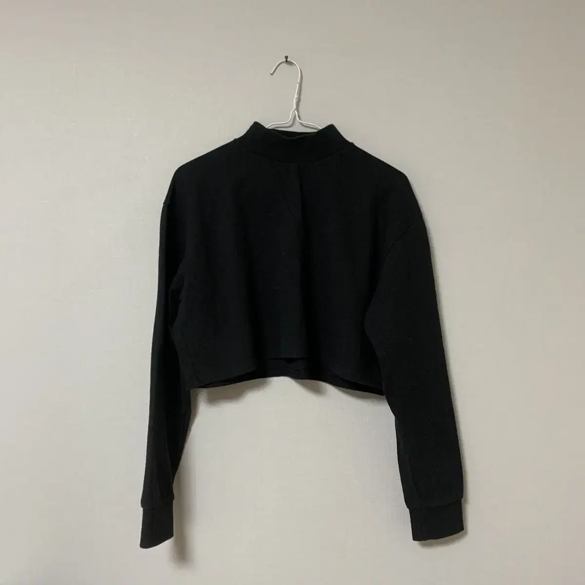 Black-up LARUM Crop-top Vahn-pola