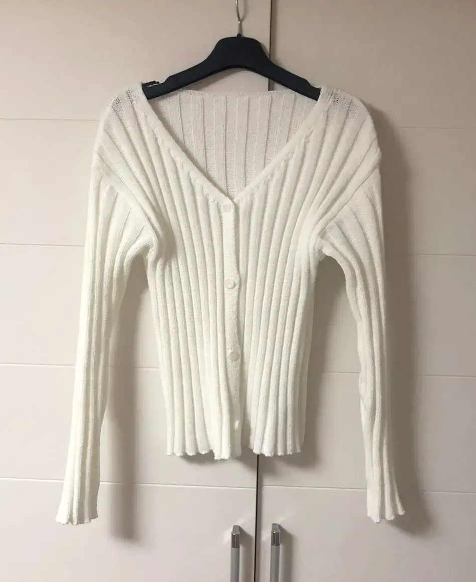 New product) Ivory V-neck Cardigan